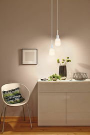 Zwei moderne Hängelampen in einem stilvoll eingerichteten Raum, aus der Perspektive von vorne betrachtet.