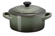 Grüne Mini-Cocotte von Le Creuset mit Deckel und seitlichen Griffen, seitliche Perspektive
