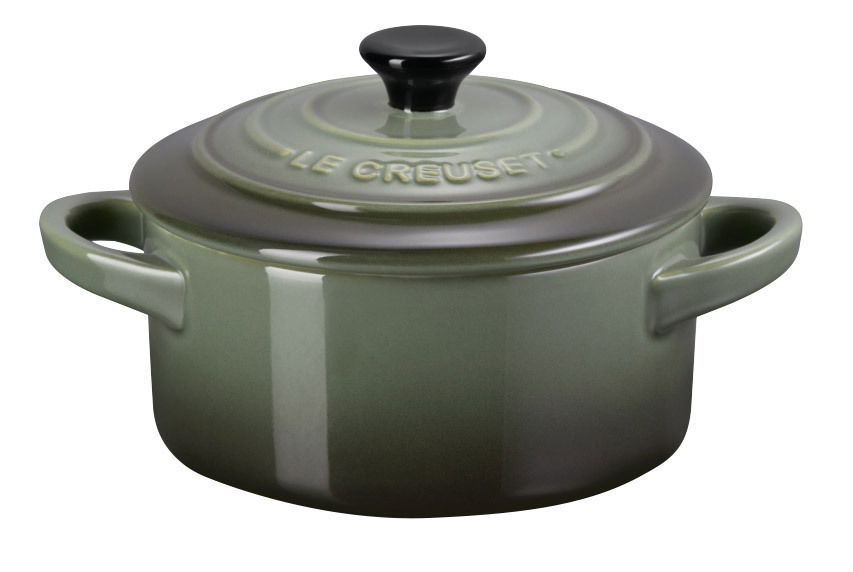 Grüne Mini-Cocotte von Le Creuset mit Deckel und seitlichen Griffen, seitliche Perspektive
