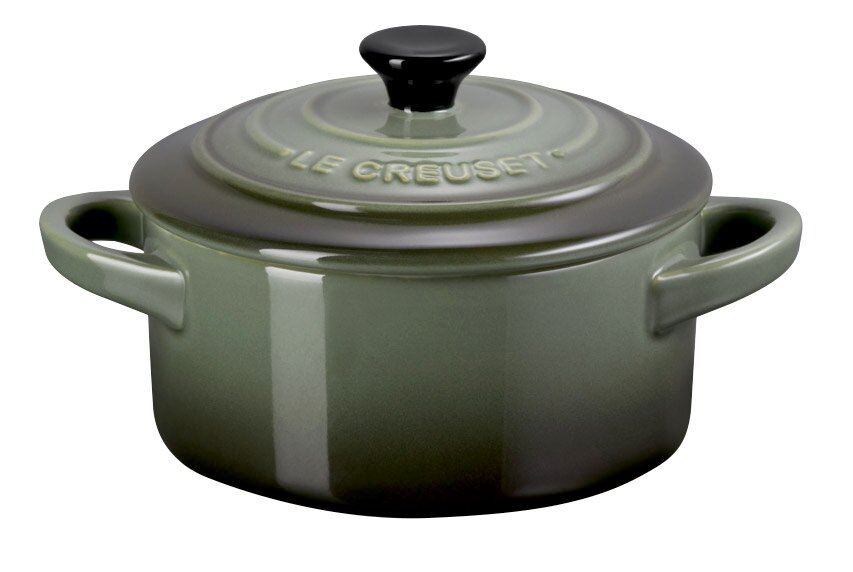 Groene mini-cocotte van Le Creuset met deksel en handvatten aan de zijkant, zijaanzicht
