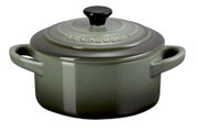 Groene mini-cocotte van Le Creuset met deksel en handvatten aan de zijkant, zijaanzicht