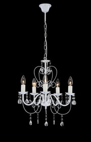 Eleganter weißer Kronleuchter mit fünf Kerzenlampen und Kristallanhängern, seitliche Perspektive