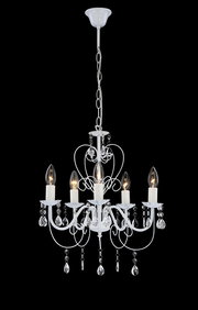 Eleganter weißer Kronleuchter mit fünf Kerzenlampen und Kristallanhängern, seitliche Perspektive