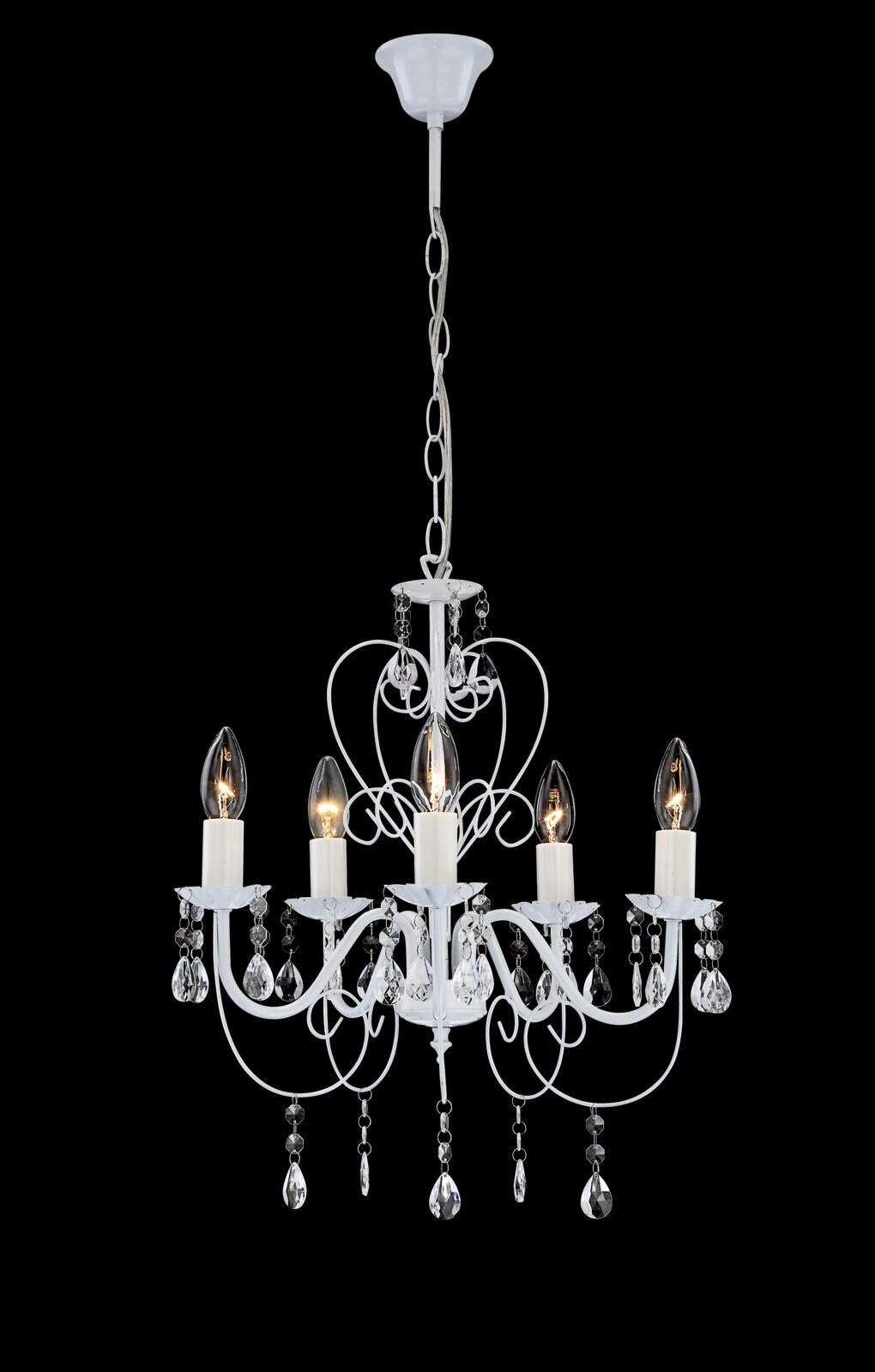Eleganter weißer Kronleuchter mit fünf Kerzenlampen und Kristallanhängern, seitliche Perspektive