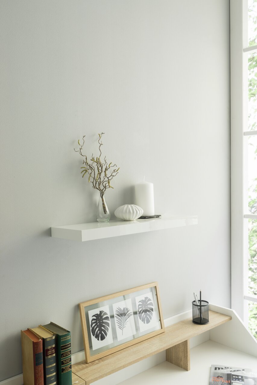 Z2 Wandplank SHELVY Wandplank in een moderne, minimalistische inrichting met decoraties zoals kaarsen en vazen, zijaanzicht