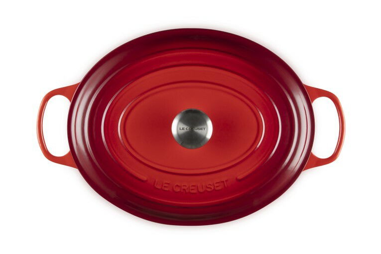 LE CREUSET Bräter Oval 35cm Kirschrot Roter ovaler Bräter von oben mit zwei Griffen und einem silbernen Knauf in der Mitte des Deckels.