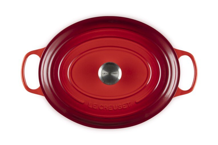 LE CREUSET Bräter Oval 35cm Kirschrot Roter ovaler Bräter von oben mit zwei Griffen und einem silbernen Knauf in der Mitte des Deckels.