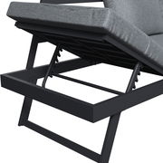 Detailansicht eines Lounge-Sofas mit grauem Polster und verstellbarem Metallrahmen von der Seite.