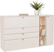 Witte moderne dressoir/commode met vier brede lades, open verlichte vakken met glazen planken en een rechter kastdeur, met decoratie bovenop; frontale aanzicht.