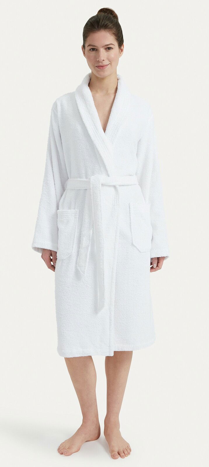 Weißer Bademantel mit Schalkragen, getragen von einer Person, Vorderansicht