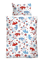 Biber Bettwäsche 100x135cm mit weihnachtlichem Wichtel- und Geschenk-Muster in Rot und Blau, aus der Vogelperspektive.