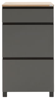 Moderner Schuhschrank in grauer Farbe mit drei Schubladen und einer Holzoberfläche, Frontalansicht.