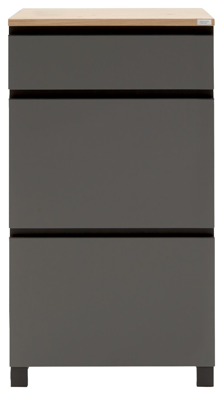 Moderner Schuhschrank in grauer Farbe mit drei Schubladen und einer Holzoberfläche, Frontalansicht.