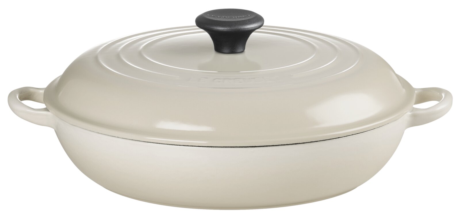 LE CREUSET Gourmet-Profitopf 30cm DUNE Gourmet-Profitopf 30cm in Cremefarbe, seitliche Perspektive mit zwei Griffen und schwarzem Knauf auf dem Deckel