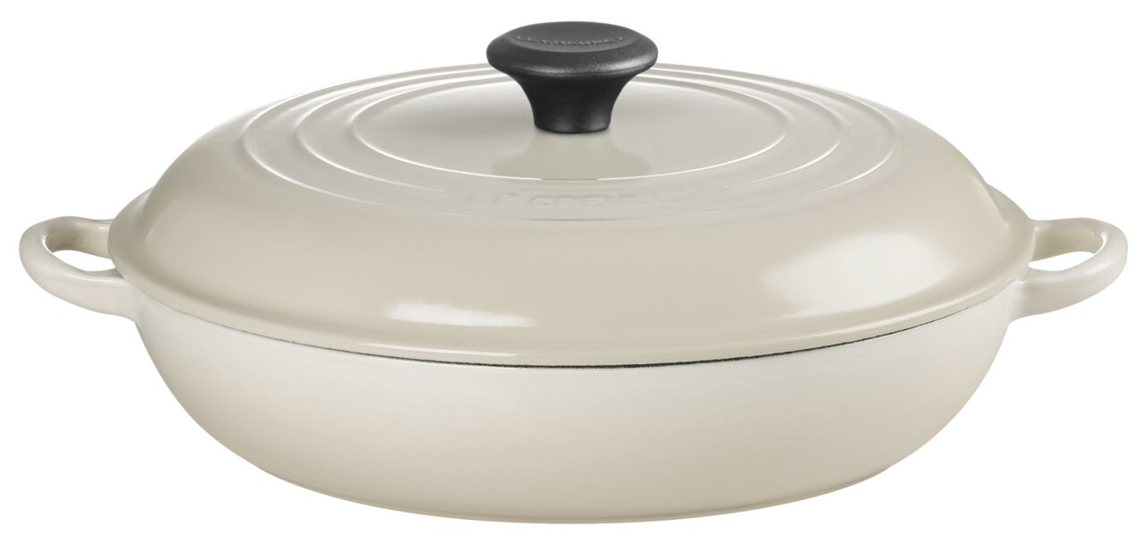 LE CREUSET Gourmet-Profitopf 30cm DUNE Gourmet-Profitopf 30cm in Cremefarbe, seitliche Perspektive mit zwei Griffen und schwarzem Knauf auf dem Deckel