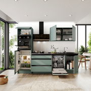 Moderne Küchenzeile in mintgrün mit offenen Schränken, eingebautem Ofen, Kühlschrank und Geschirrspüler, aus der Frontalperspektive fotografiert.