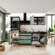 Moderne Küchenzeile in mintgrün mit offenen Schränken, eingebautem Ofen, Kühlschrank und Geschirrspüler, aus der Frontalperspektive fotografiert.