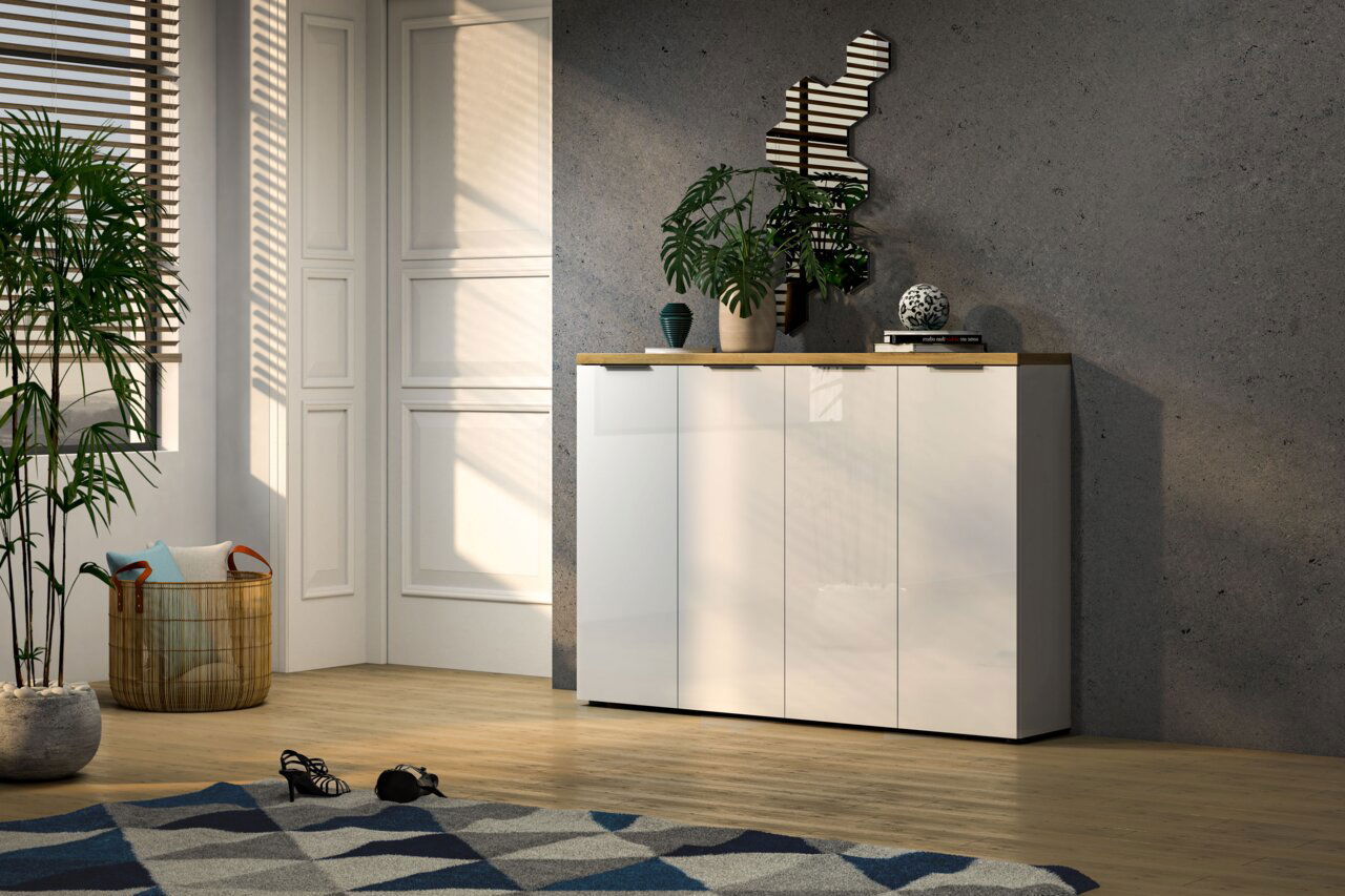 Moderner XXL-Schuhschrank in Weiß mit Holzoberfläche, dekoriert mit Pflanzen und Accessoires, in einem stilvoll eingerichteten Raum aus seitlicher Perspektive.