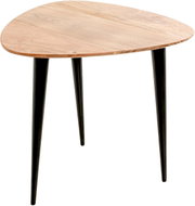Ovaler Beistelltisch mit heller Holzplatte und drei schwarzen, konisch zulaufenden Beinen, freigestellt auf weißem Hintergrund, Ansicht schräg von oben/vorne.