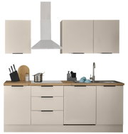 Moderne keukenblok in beige met houten werkblad, hangkasten en roestvrijstalen afzuigkap, spoelbak rechts en kookplaat links, vooraanzicht op een witte achtergrond.