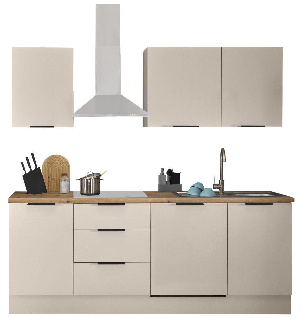 Moderne keukenblok in beige met houten werkblad, hangkasten en roestvrijstalen afzuigkap, spoelbak rechts en kookplaat links, vooraanzicht op een witte achtergrond.
