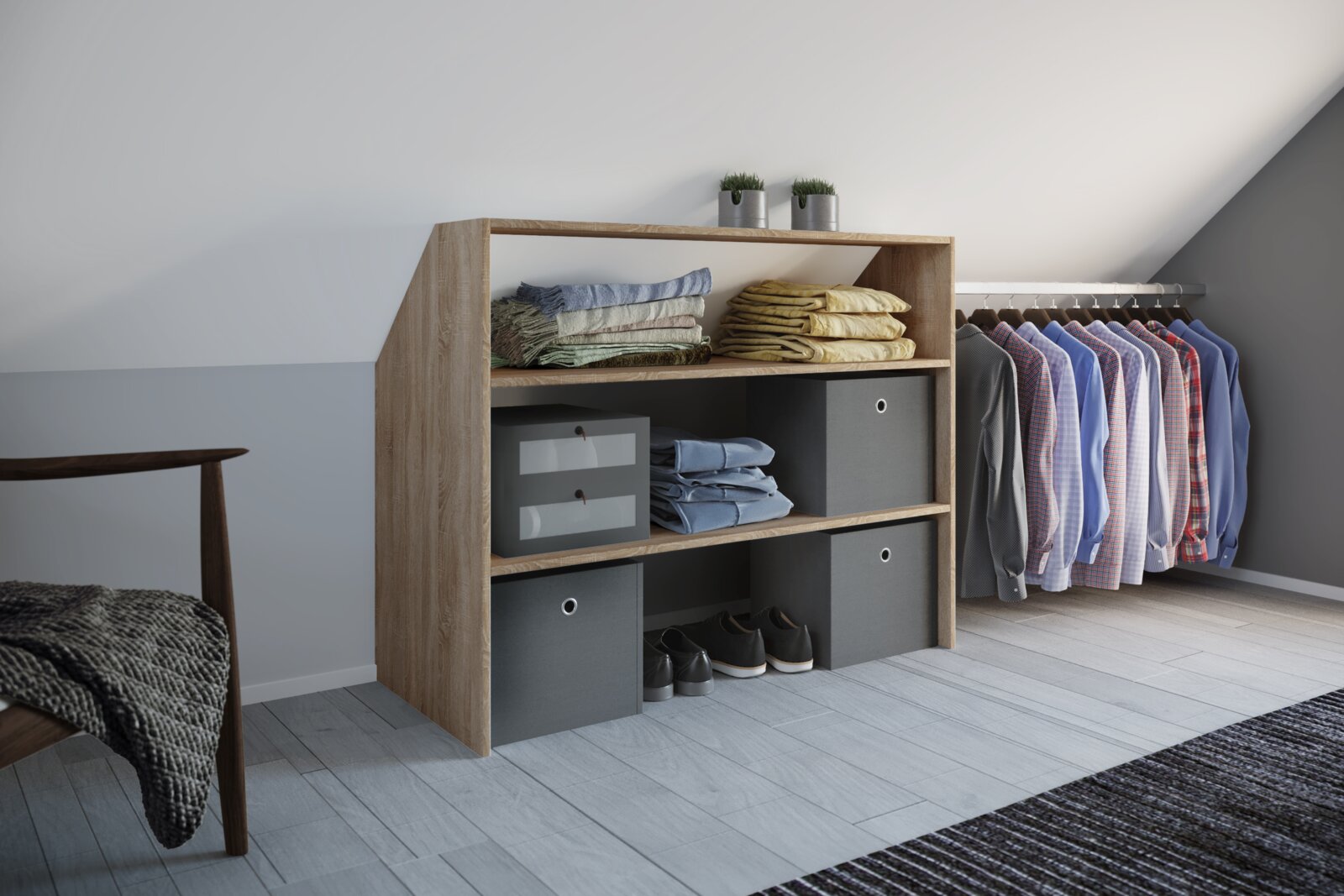 Offener Kleiderschrank/Regal in heller Holzoptik mit Ablagefächern, grauen Aufbewahrungsboxen und gefalteter Kleidung sowie Kleiderstange mit Hemden, aus frontaler Perspektive leicht von links in einem Dachzimmer.