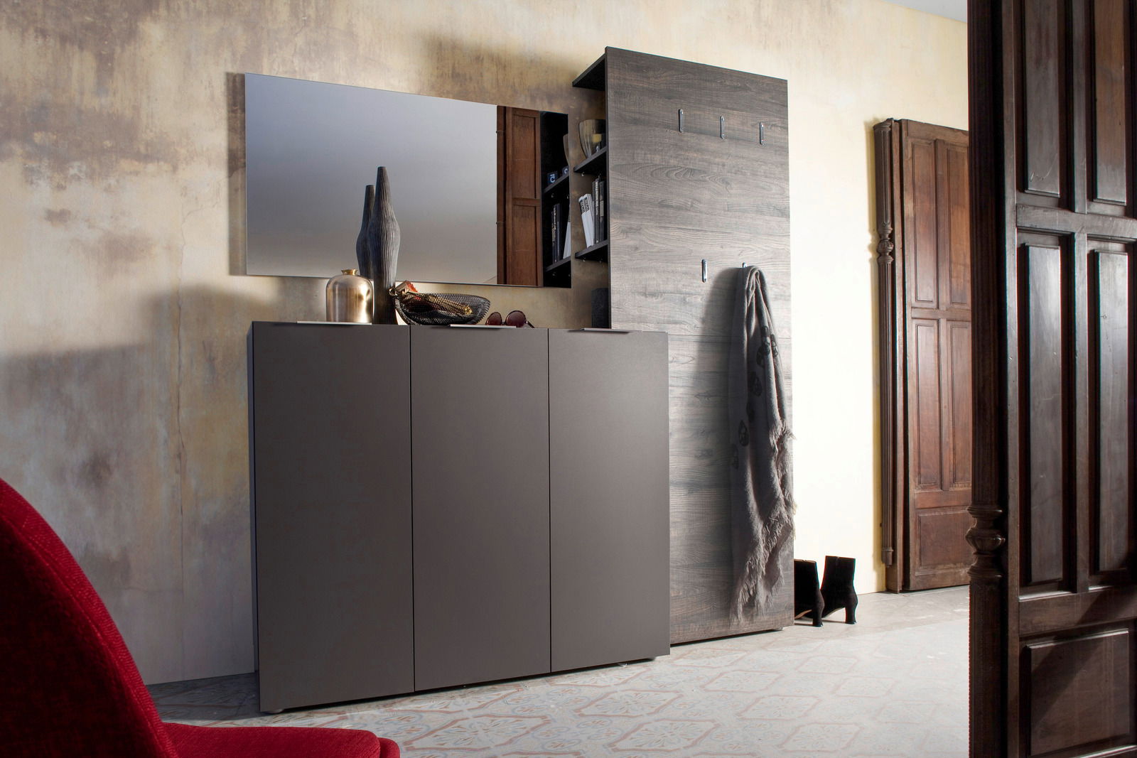 Carryhome Garderobenkombination 3er VICENZA Moderne Garderobenkombination mit Schuhschrank und Spiegel in einem stilvollen Flur, seitliche Perspektive.