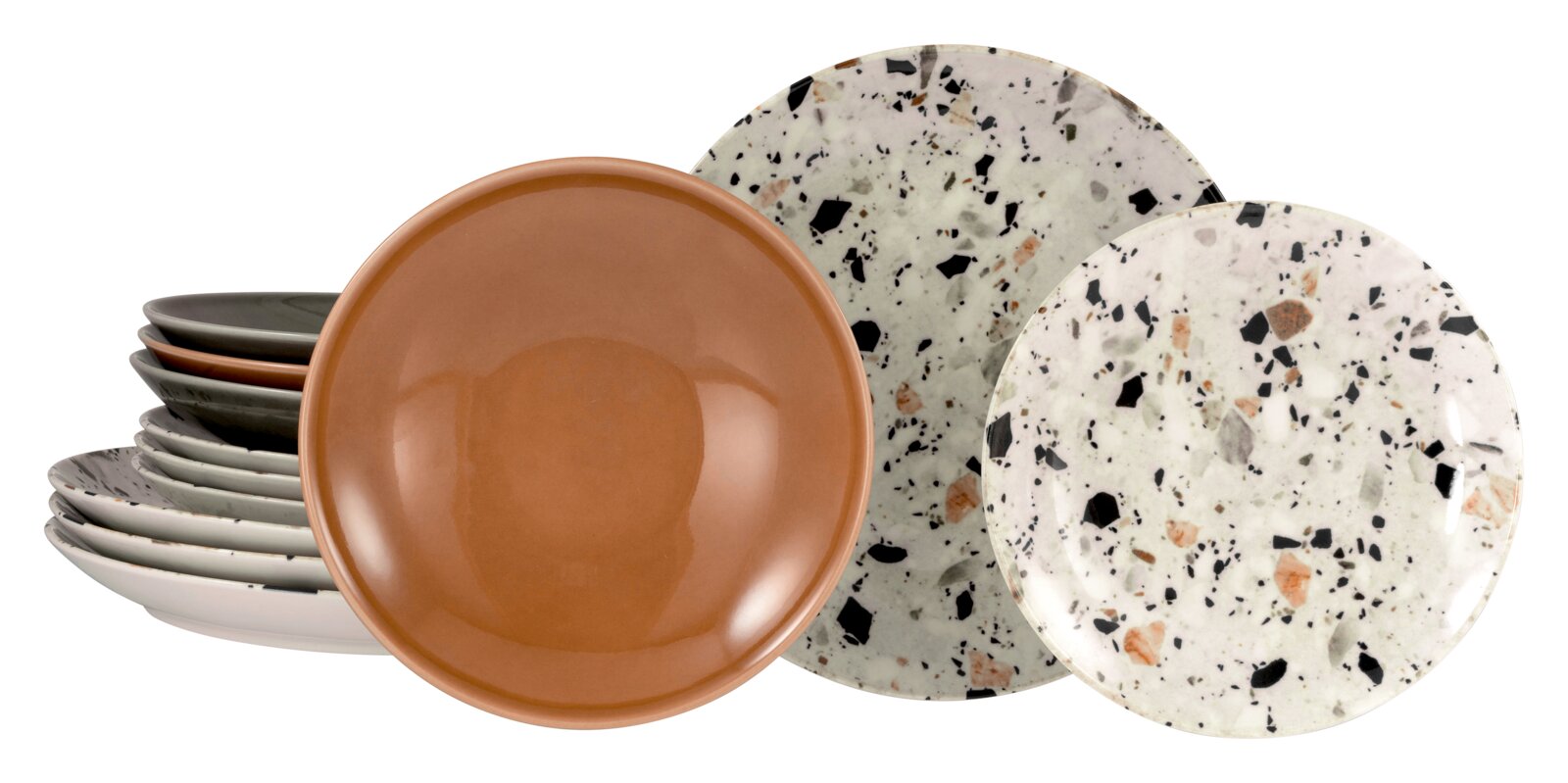 Stapel aus Keramikgeschirr mit gesprenkelten Teller/Platten und einer braunen Schale im Vordergrund, Studioaufnahme in leichter Schrägansicht von vorn auf weißem Hintergrund.