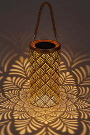 Solarbetriebene Laterne mit dekorativem Muster, das ein warmes Licht und faszinierende Schatten wirft, seitliche Perspektive