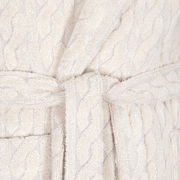 Nahaufnahme eines cremefarbenen Kapuzenmantels mit Gürtel und Strickmuster