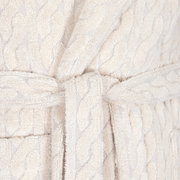 Nahaufnahme eines cremefarbenen Kapuzenmantels mit Gürtel und Strickmuster