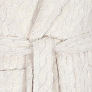 Nahaufnahme eines cremefarbenen Kapuzenmantels mit Gürtel und Strickmuster