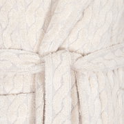 Nahaufnahme eines cremefarbenen Kapuzenmantels mit Gürtel und Strickmuster