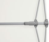 Nahaufnahme eines Sonnenschirmgestänges mit grauem Metallrahmen und Verbindungsstück, seitliche Perspektive.