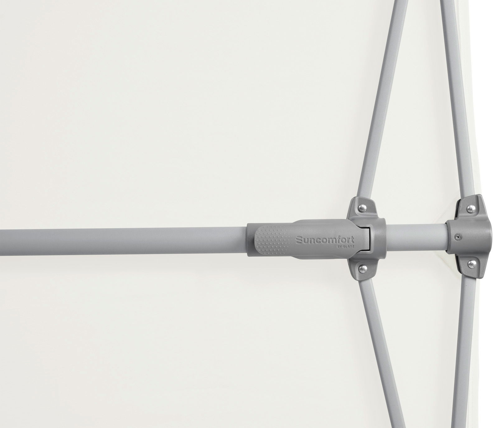 Nahaufnahme eines Sonnenschirmgestänges mit grauem Metallrahmen und Verbindungsstück, seitliche Perspektive.