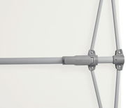 Nahaufnahme eines Sonnenschirmgestänges mit grauem Metallrahmen und Verbindungsstück, seitliche Perspektive.