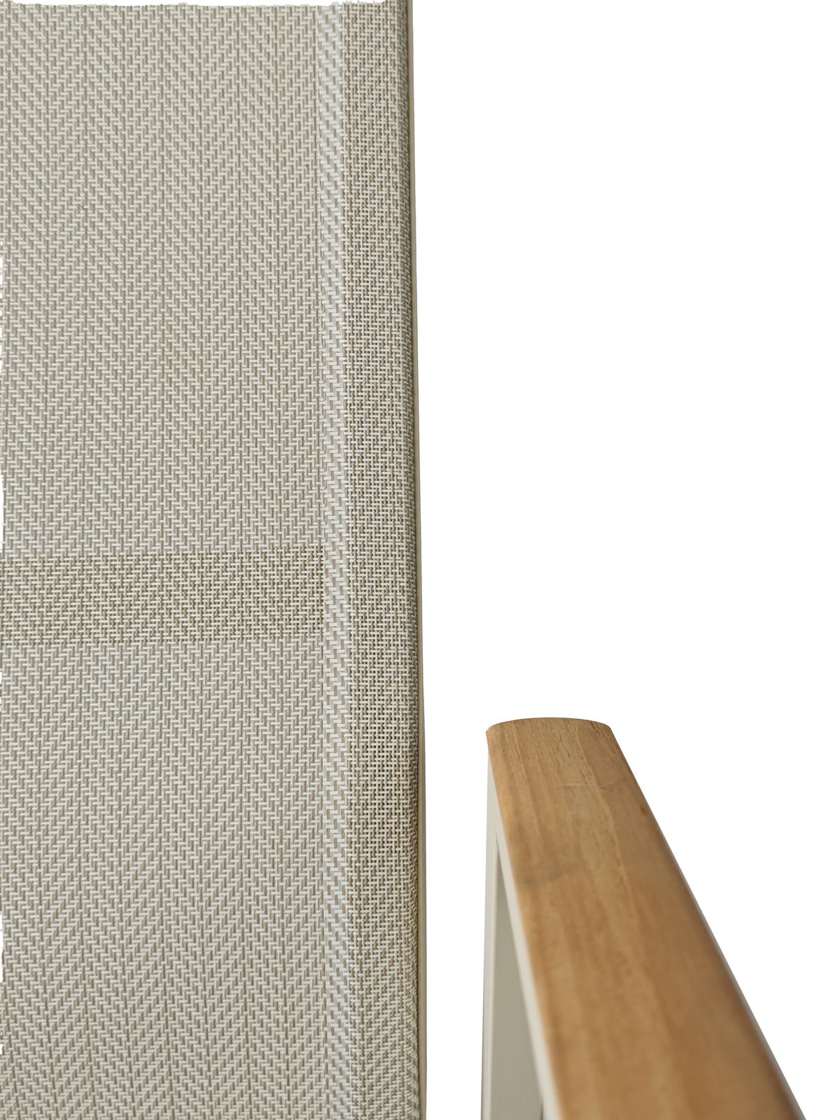 Detailansicht eines Gartensessels mit hellem Geflecht und Holzarmlehne.