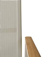 Detailansicht eines Gartensessels mit hellem Geflecht und Holzarmlehne.