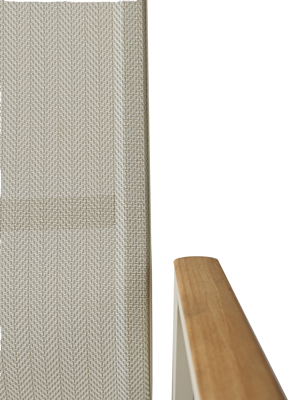 Detailansicht eines Gartensessels mit hellem Geflecht und Holzarmlehne.