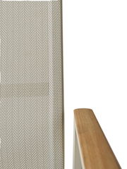 Detailansicht eines Gartensessels mit hellem Geflecht und Holzarmlehne.