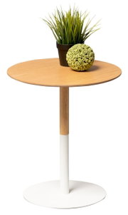 Runder Beistelltisch mit Holzplatte und weißem Metallfuß, dekoriert mit einer Pflanze und einer grünen Kugel, aus seitlicher Perspektive.