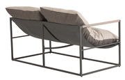 Rückansicht eines zweisitzigen Lounge-Sofas mit Metallrahmen und bequemen Kissen in neutralen Farben.