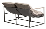 Rückansicht eines zweisitzigen Lounge-Sofas mit Metallrahmen und bequemen Kissen in neutralen Farben.