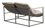 Rückansicht eines zweisitzigen Lounge-Sofas mit Metallrahmen und bequemen Kissen in neutralen Farben.