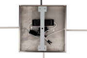 Rückansicht einer LED-Deckenleuchte mit sichtbarer Verkabelung und Metallrahmen.