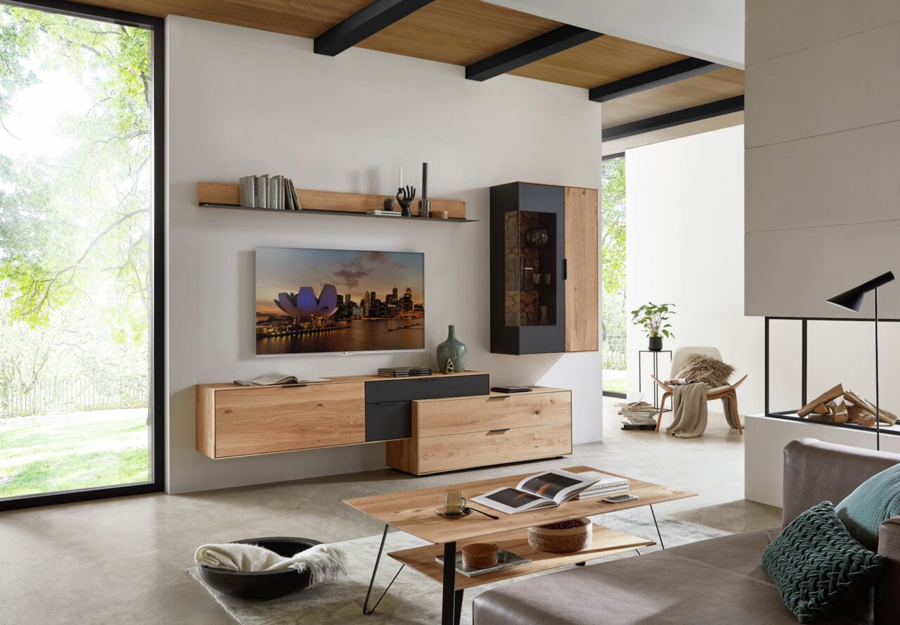 Wöstmann Markenmöbel Wandkombination WM 2140 Moderne Wohnzimmer-Wandkombination aus Holz mit Hängeschränken und Regalen, seitliche Perspektive