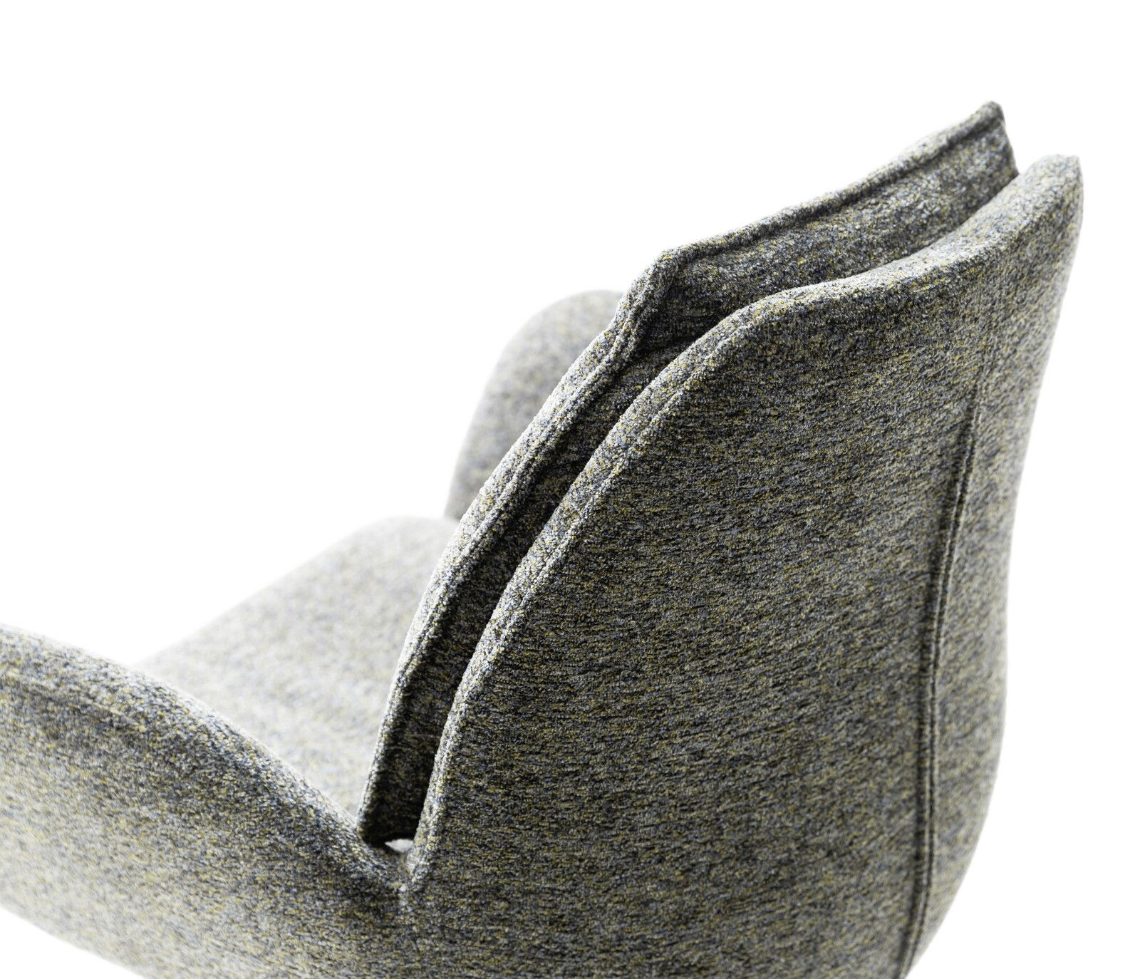 Rückansicht eines grauen Armlehnstuhls mit weicher Polsterung und geschwungenem Design.