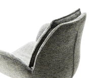 Rückansicht eines grauen Armlehnstuhls mit weicher Polsterung und geschwungenem Design.