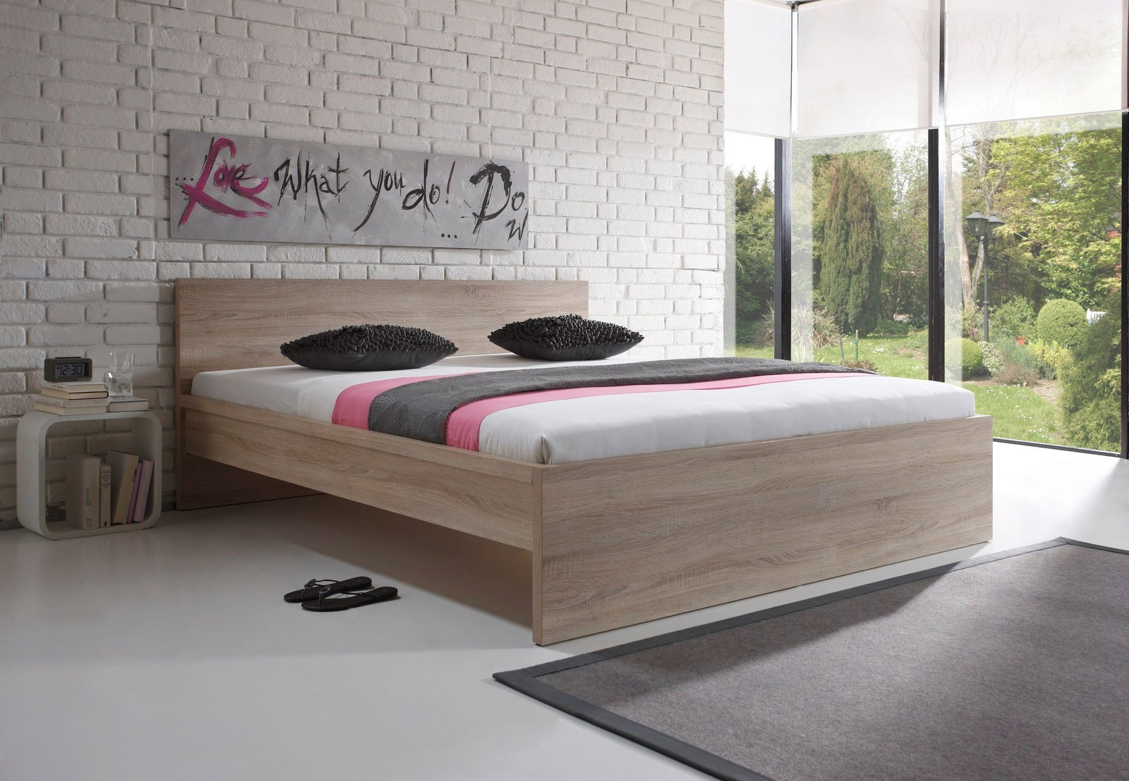 Z2 Bett MALMÖ Modernes Holzbett in einem hellen Raum mit großen Fenstern, seitliche Perspektive