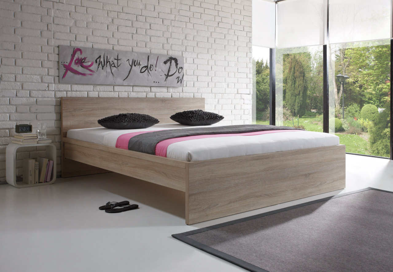 Z2 Bett MALMÖ Modernes Holzbett in einem hellen Raum mit großen Fenstern, seitliche Perspektive